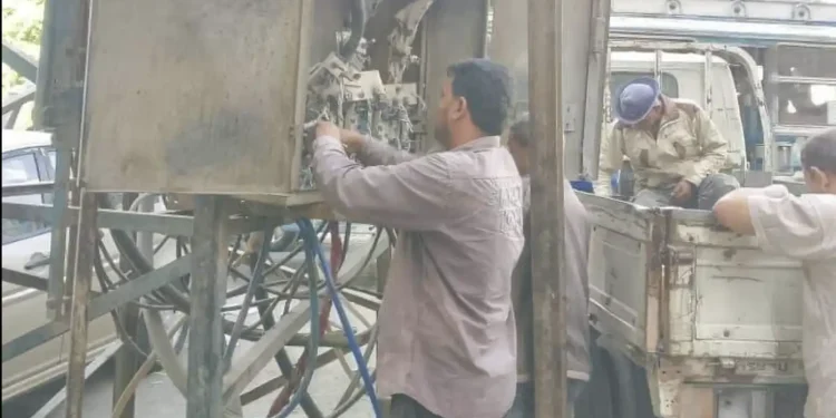 موظف شركة الكهرباء السورية يصلح عطل فني